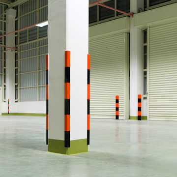 Impact protection corner guards in a warehouse